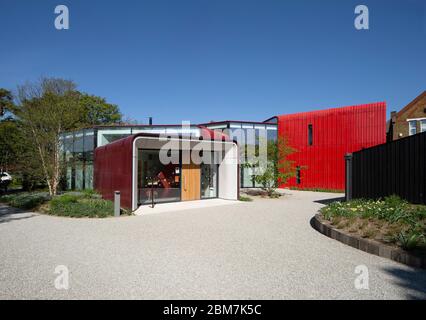 Vista generale, ingresso principale e sentiero ghiaia. Maggie's Center, Royal Marsden Hospital., Sutton, Regno Unito. Architetto: AB Rogers Design, 2019. Foto Stock