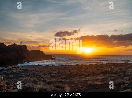 Tramonto a Punta de Teno, Tenerife al tramonto con faro e montagne vulcaniche Foto Stock