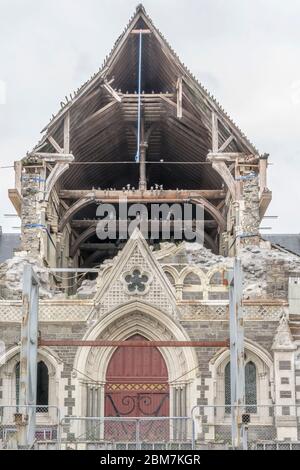 Paesaggio urbano con resti di facciata crollata della Cattedrale, girato in luce nuvolosa a Christchurch, South Island, Nuova Zelanda Foto Stock