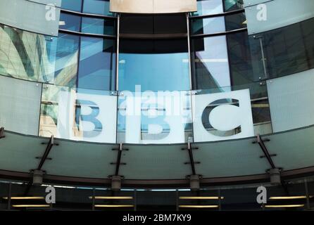 Lettere del logo BBC su schermo di vetro sopra la porta d'ingresso / porte del nuovo / moderno centro di diffusione estensione BBC Broadcasting House edificio, Portland Place, Londra. REGNO UNITO (118) Foto Stock