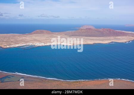 Spettacolare vista panoramica a novembre verso l'isola di Graciosa dal Mirador del Rio di Cesar Manrique a Lanzarote, nelle Isole Canarie Foto Stock