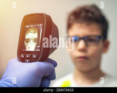 Uno scanner termico per la febbre e i sintomi di Coronavirus presso l'università, la scuola, l'ufficio, il centro commerciale o l'ospedale Foto Stock