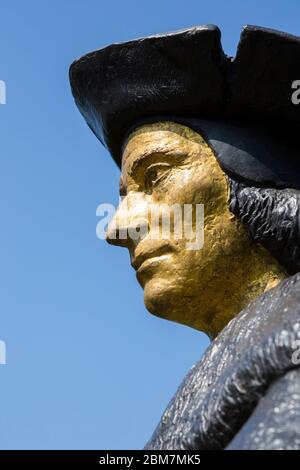 Seduta moderna statua di Thomas More, 1968, dello scultore Leslie Cubitt Bevis. Scultura in bronzo dipinta. Di fronte alla Chelsea Old Church, Chelsea Embankment, Londra. REGNO UNITO. (118) Foto Stock