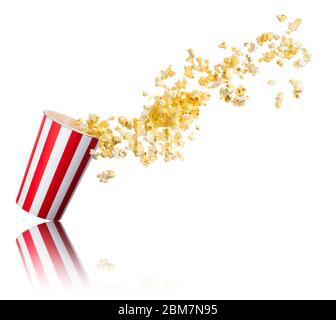 Pop corn volanti da secchio a strisce di carta isolato su sfondo bianco Foto Stock