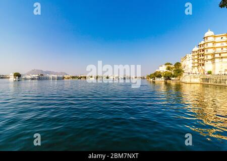 Udaipur City Palace è una delle meraviglie architettoniche, situato sulle rive del lago Pichola. Il Palazzo è un'attrazione a Udaipur, Rajasthan, India. Foto Stock