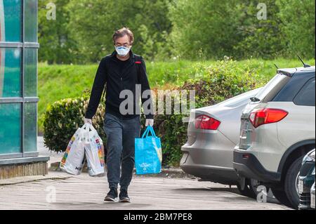 Bandon, West Cork, Irlanda. 7 maggio 2020. Uno shopper a Bandon questo pomeriggio indossa una maschera facciale per proteggersi da Covid-19. Credit: AG News/Alamy Live News Foto Stock