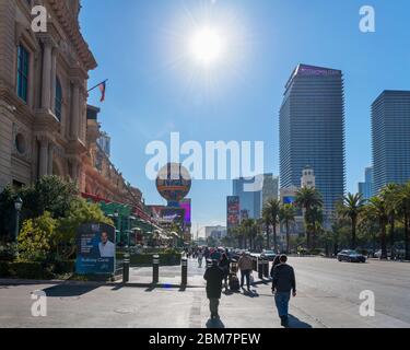 Las Vegas Strip. Marciapiede di Las Vegas Boulevard fuori Parigi Las Vegas Hotel and Casino, Las Vegas, Nevada, Stati Uniti Foto Stock