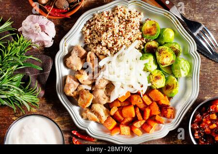 verdure cotte con filetto di pollo al forno Foto Stock