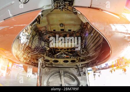 Vano per una ruota e un carrello di atterraggio di un aereo da passeggeri, dispositivo e meccanismo di visione interna Foto Stock