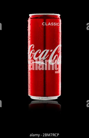 Russia, Repubblica di Bashkortostan, Mrakovo, - 07 maggio 2020: Lattina di alluminio Coca-Cola. Sfondo nero. Gocce di rugiada sulle pareti. Vista laterale. Parzialmente blu Foto Stock