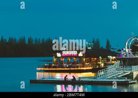 Thailandia Samui 6 MAR 2020 concetto di viaggio e tempo libero. Ristorante River di notte illuminato dalle luci colorate. Gli oggetti in movimento sono in movimento Foto Stock