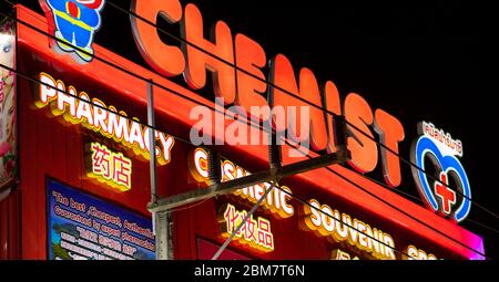 Thailandia Samui 9 MAR 2020 colorato Chemist negozio segno in polo elettrico primo piano di notte in strada centrale Foto Stock