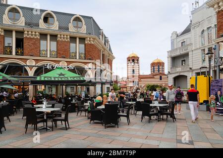 Batumi, Adjara/Georgia - Agosto 05 2019: Centro della città con godere della gente caffè e ristorante. Foto Stock