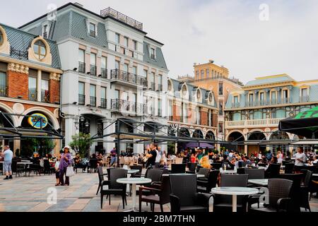 Batumi, Adjara/Georgia - Agosto 05 2019: Centro della città con godere della gente caffè e ristorante. Foto Stock