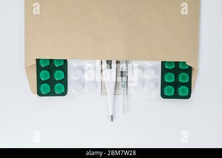 Immagine ravvicinata di una busta con una pillola Foto Stock