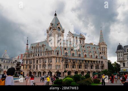 Batumi, Adjara/Georgia - Agosto 05 2019: Piazza dell'Europa con bella residenza. Foto Stock