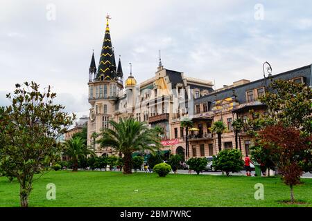 Batumi, Adjara/Georgia - 05 2019 agosto: La Torre dell'Orologio Astronomico in Piazza Europa Foto Stock