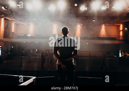 silhouette cantante sul palco del concerto Foto Stock