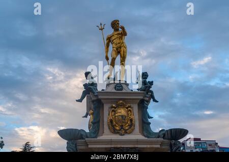 Batumi, Adjara/Georgia - 05 2019 agosto: La statua del Nettuno è un luogo popolare e turistico per i viaggiatori. Foto Stock