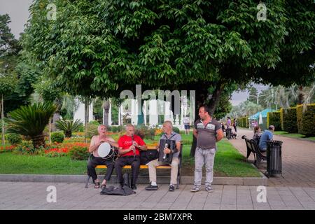 Batumi, Adjara/Georgia - Agosto 05 2019: Musicisti di strada in via Batumi. Foto Stock