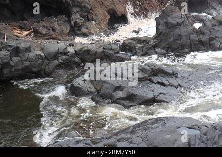 Il torrente Palikea attraversa la roccia vulcanica presso l'Oheo Gulch a Hana, Maui, Hawaii, USA Foto Stock