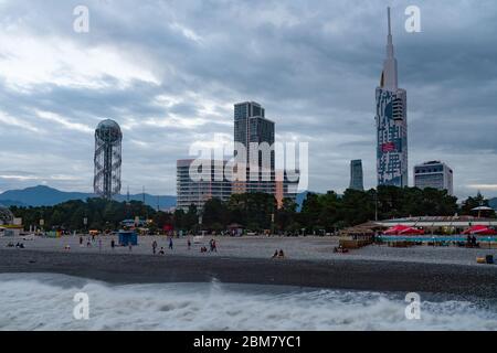 Batumi, Adjara/Georgia - Agosto 05 2019: Panorama di illuminata città turistica di sera Foto Stock