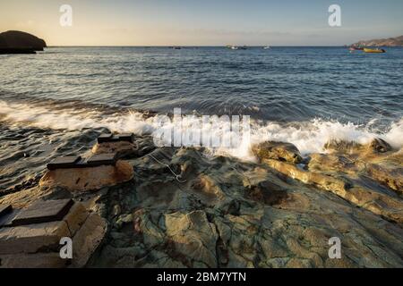 Sunrise sulla costa di Isleta del Moro. Il parco naturale di Cabo de Gata. Andalusia. Spagna. Foto Stock