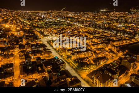 Vista aerea notturna lato est su Recoleta Street da Cusco, Perù durante il blocco del coronavirus Foto Stock