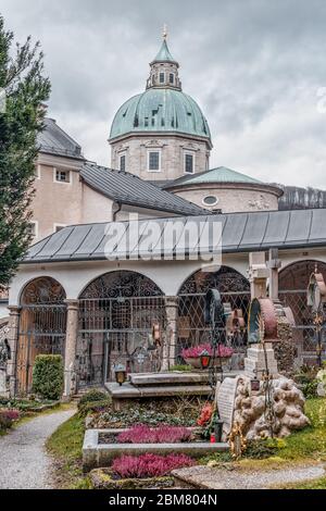 4 febbraio 2020 - Salisburgo, Austria: Cupola della Cattedrale di Salisburgo vista dal cimitero dell'Abbazia di San Pietro Foto Stock