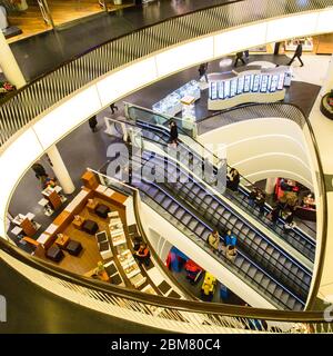 Dettagli interni del centro commerciale MyZeil di Francoforte sul meno, Assia, Germania. Il MyZeil è un centro commerciale situato nel centro di Francoforte, in Germania. Foto Stock