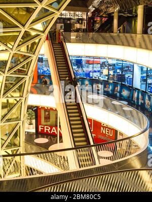 Dettagli interni del centro commerciale MyZeil di Francoforte sul meno, Assia, Germania. Il MyZeil è un centro commerciale situato nel centro di Francoforte, in Germania. Foto Stock