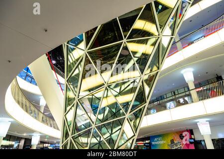 Dettagli interni del centro commerciale MyZeil di Francoforte sul meno, Assia, Germania. MyZeil è un centro commerciale situato a Zeil, Francoforte, Germania. Foto Stock