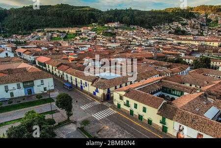 Vista aerea diurna sulla strada di Granada e il centro della città di Cusco, Perù durante il blocco del coronavirus Foto Stock