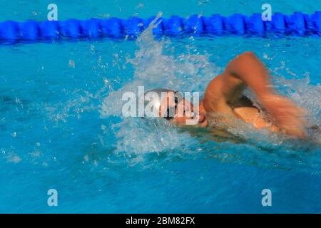 Azione offuscata del nuotatore maschile nel freestyle. Foto Stock