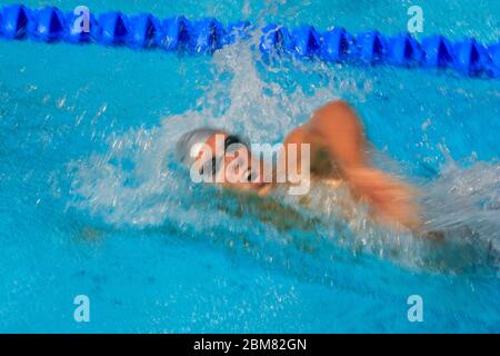 Azione offuscata del nuotatore maschile nel freestyle. Foto Stock