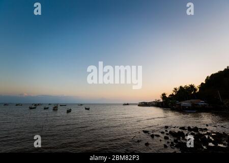 Paesaggio urbano al tramonto in ha Tien tropicale, cuore del Delta del Mekong, Vietnam. Paesaggio preso dalla città Foto Stock