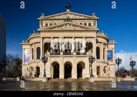 L'Alte Oper, Francoforte sul meno, Assia, Germania. L'Alte Oper (Old Opera House) è il teatro dell'opera originale di Francoforte ed è ora una sala concerti. Foto Stock