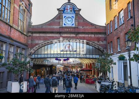 WINDSOR, Inghilterra - Novembre 2018: ingresso al Windsor Royal Shopping Centre a Windsor in centro città. Foto Stock