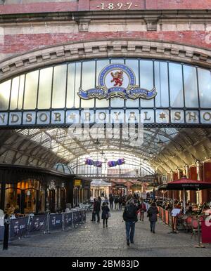 WINDSOR, Inghilterra - Novembre 2018: ingresso al Windsor Royal Shopping Centre a Windsor in centro città. Foto Stock