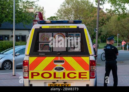 Brentwood Essex, Regno Unito. 7 maggio 2020. Clap per NHS, Clap per Carers Brentwood Town Hall con Essex polizia, Consiglieri e altro personale. Due trombettisti della Brentwood Imperial Youth Band hanno suonato "ci incontreremo di nuovo all'inizio. Credit: Ian Davidson/Alamy Live News Foto Stock