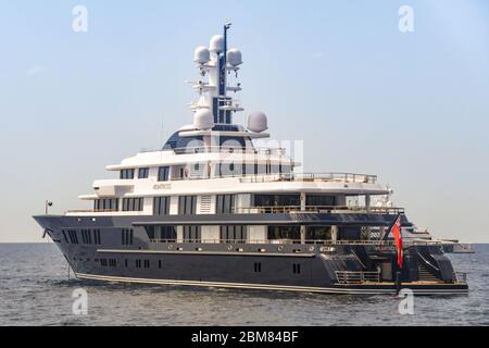 ISOLA DI CAPRI, ITALIA - 2019 AGOSTO: Il lussuoso superyacht Albatross all'ancora al largo dell'isola di Capri. Foto Stock