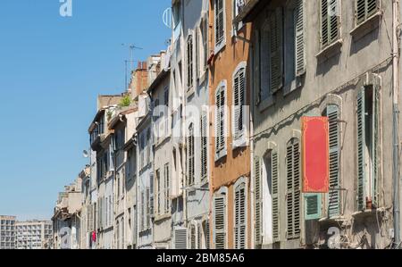 16 ago 2018. File di edifici a Marsiglia Francia Foto Stock