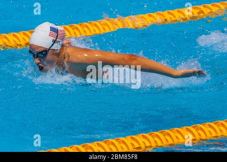 Katie Hoff (USA) compete nel calore individuale di medley di 400 metri delle donne ai Giochi Olimpici estivi di Atene del 2004. Foto Stock