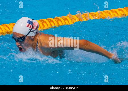 Katie Hoff (USA) compete nel calore individuale di medley di 400 metri delle donne ai Giochi Olimpici estivi di Atene del 2004. Foto Stock