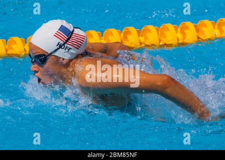 Katie Hoff (USA) compete nel calore individuale di medley di 400 metri delle donne ai Giochi Olimpici estivi di Atene del 2004. Foto Stock