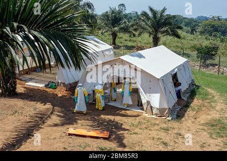 Un team di risposta Ebola lavora in tende allestite nella città di Komanda, nella provincia di Ituri della Repubblica Democratica del Congo. Molte persone congolesi resistono agli sforzi medici per curare e contenere il virus perché, a loro avviso, gli sforzi non rispettano le abitudini locali. (Pascaline Kavuo Mwasi Saambili, GPJ DRC) Foto Stock