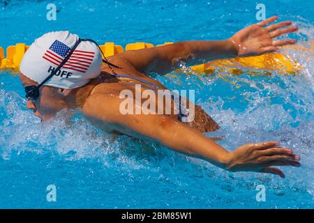 Katie Hoff (USA) compete nel calore individuale di medley di 400 metri delle donne ai Giochi Olimpici estivi di Atene del 2004. Foto Stock