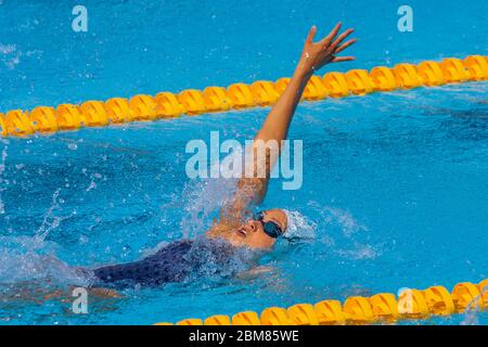 Katie Hoff (USA) compete nel calore individuale di medley di 400 metri delle donne ai Giochi Olimpici estivi di Atene del 2004. Foto Stock