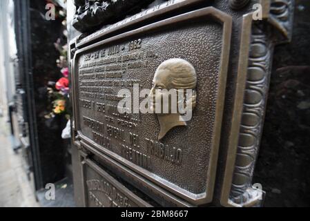 Buenos Aires, Argentina - Aprile 30 2016: Immagine della lapide di evita Peron davanti alla sua tomba. Cimitero di Recoleta Foto Stock