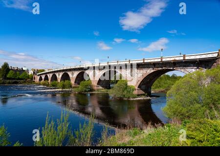 Vista del ponte di Smeaton che attraversa il fiume Tay, a Perth, Perthshire, Scozia, Regno Unito Foto Stock